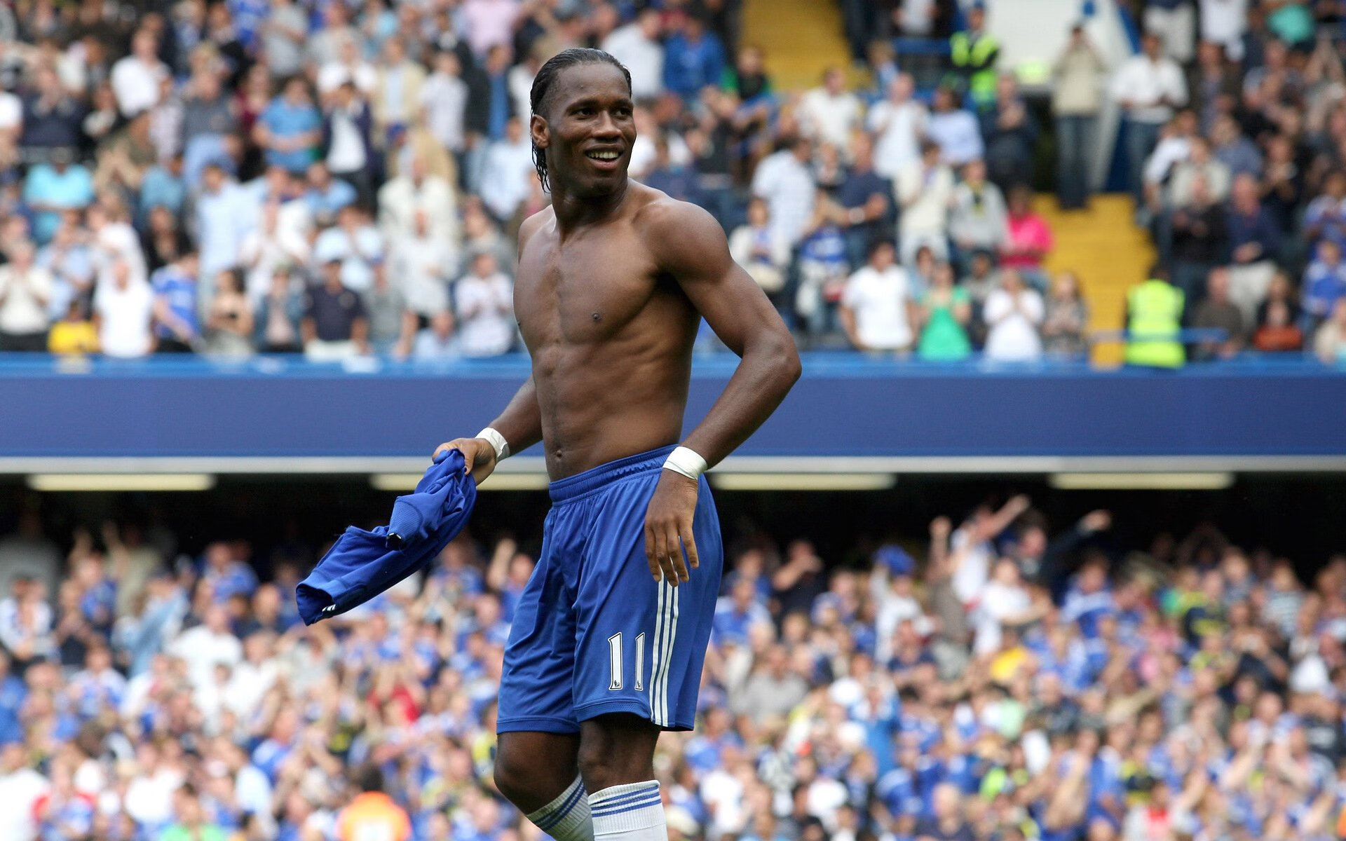 爱游戏-球迷创作主题画展登陆城市地标传播体育文化魅力与情怀，球迷简笔画